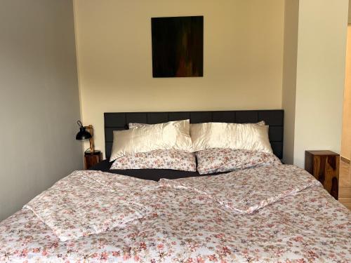 a bedroom with a bed with a flowered comforter at Gartenwohnung im Kuhstall, Havelzugang, Vollausstattung in Ketzin