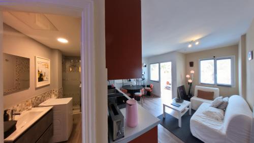 a living room with a kitchen and a living room with a couch at Casa Tropical in Costa de Antigua