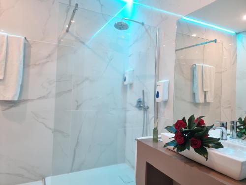 ein Badezimmer mit Dusche und Waschbecken in der Unterkunft Motel Século in Lousada