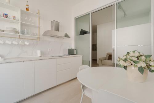 GuestHost - Cozy Balcony Apartment X6 Guastalla
