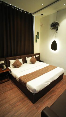 a bedroom with a large bed in a room at Hotel Crystal Rajkot in Rajkot