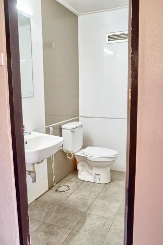 a bathroom with a toilet and a sink at Yala Rama Hotel in Sathani Yala