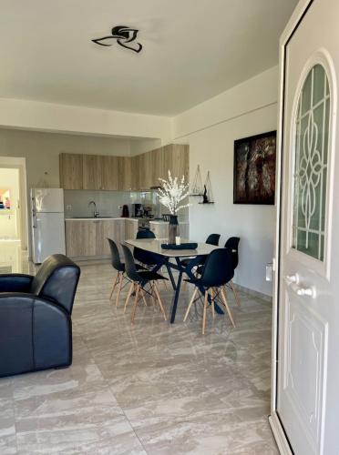 a kitchen and dining room with a table and chairs at Anemomilos in Samos