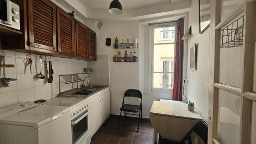 JOLI STUDIO RENOVE EN PLEIN COEUR DE L'ÂME De PARIS QUARTIER PANTHEON , NOTRE-DAME
