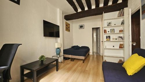 JOLI STUDIO RENOVE EN PLEIN COEUR DE L'ÂME De PARIS QUARTIER PANTHEON , NOTRE-DAME