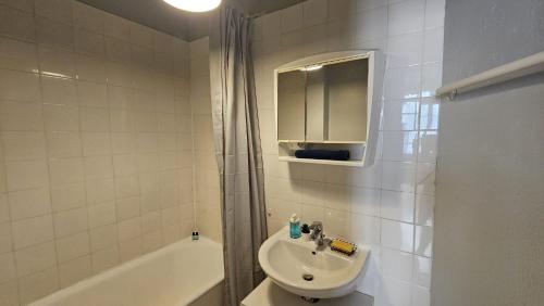 JOLI STUDIO RENOVE EN PLEIN COEUR DE L'ÂME De PARIS QUARTIER PANTHEON , NOTRE-DAME