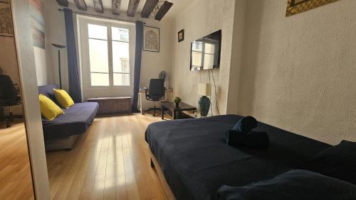 JOLI STUDIO RENOVE EN PLEIN COEUR DE L'ÂME De PARIS QUARTIER PANTHEON , NOTRE-DAME