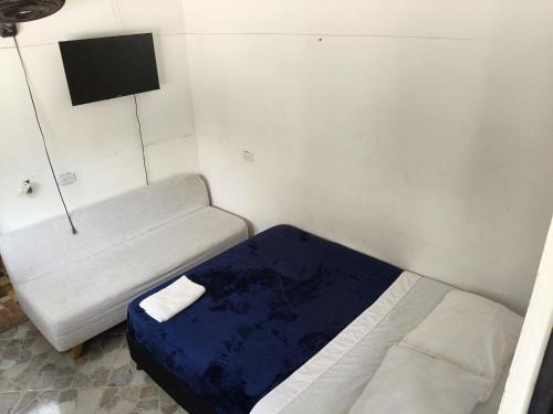 a small room with a bed and a couch at Hotel campestre terrazas y sol in La Vega