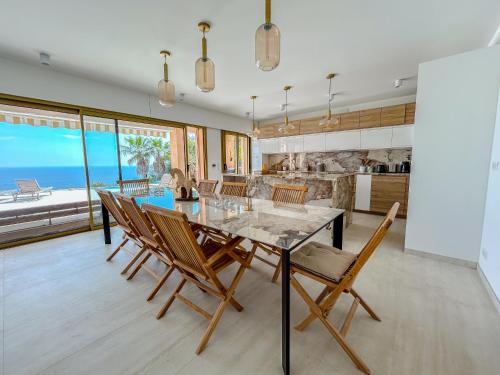Luxueuse villa panoramique, vue imprenable sur la mer, piscine, 6 chambres à Anthéor