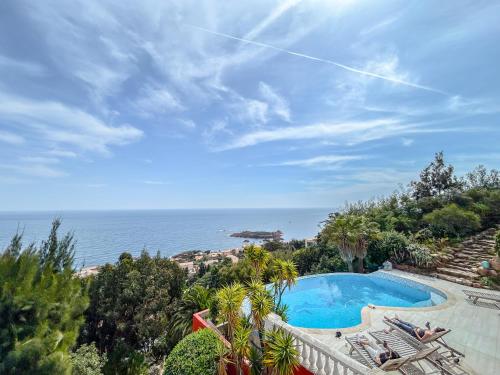 Luxueuse villa panoramique, vue imprenable sur la mer, piscine, 6 chambres à Anthéor