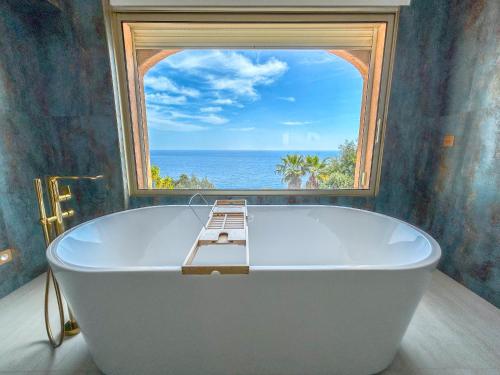 Luxueuse villa panoramique, vue imprenable sur la mer, piscine, 6 chambres à Anthéor