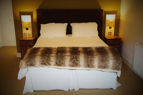 A bed or beds in a room at Airlie House Self Catering