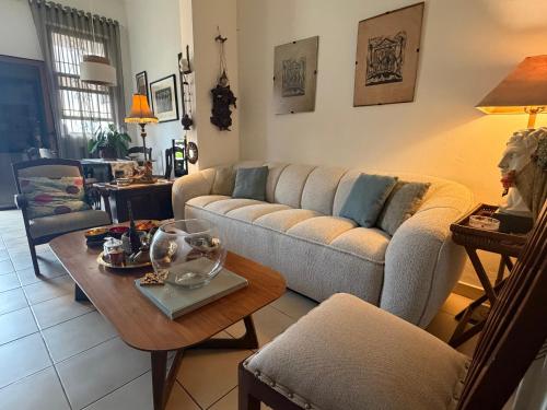 a living room with a couch and a table at Centrico ciudad colonial in Santo Domingo