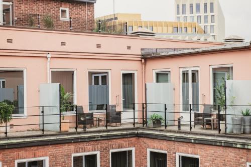 a building with chairs on a balcony at Home Hotel Folketeateret in Oslo