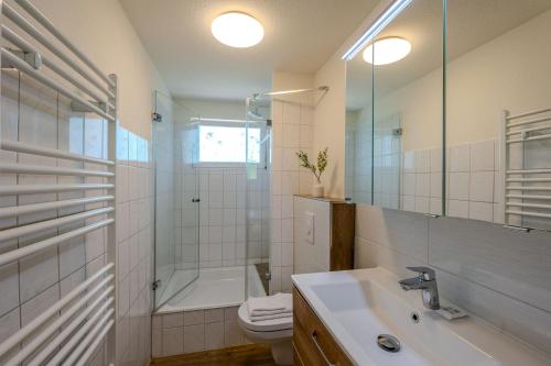 a bathroom with a sink and a toilet and a shower at Boddenweite 3 in Born