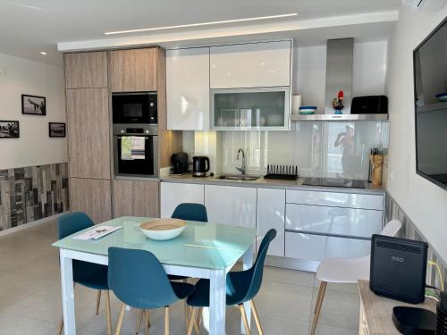 Hyper Centre, Beach 80m, Parking Available, Air Conditioning