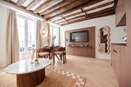 Chic Apartment in Paris Center - with AC