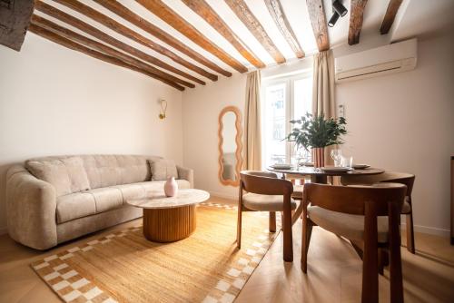 Chic Apartment in Paris Center - with AC