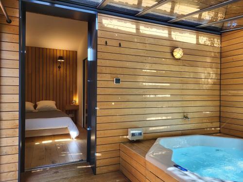 Le mazet des amants, cabane en bois avec jacuzzi privatif