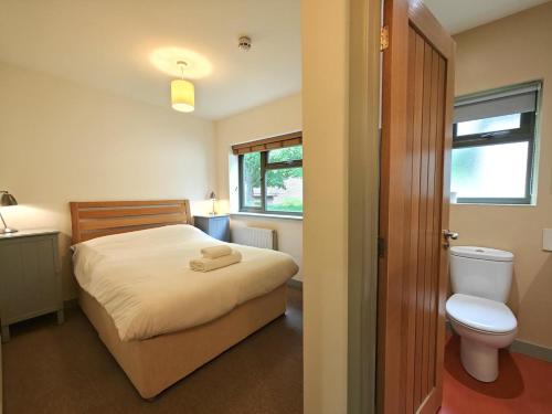 a small bedroom with a bed and a toilet at 3 Bed in Lambourn oc-w42717 in Lambourn