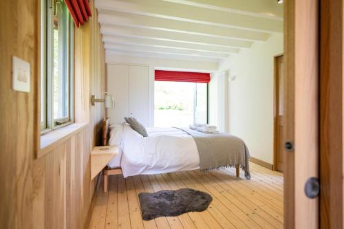 a bedroom with a bed and a window at 1 Bed in Lambourn oc-b42716 in Lambourn