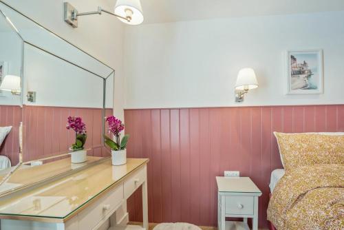 a bedroom with a dressing table and a mirror at 1 Bed in Stewarton oc-c44699 in Stewarton