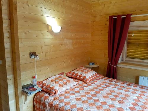 Una cama o camas en una habitación de Chalet au Domaine de la Goujonne