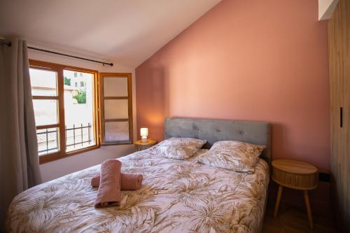 a bedroom with a bed and a window at L'écrin de St Antoine in Saint-Antoine