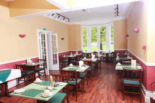 ロイヤル・タンブリッジ・ウェルズにあるラッセル ホテルのテーブルと椅子が備わるレストラン