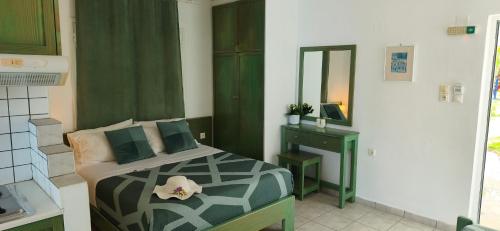 ein Schlafzimmer mit einem Bett und einem Tisch mit Spiegel in der Unterkunft Chroma Studios in Oreoi