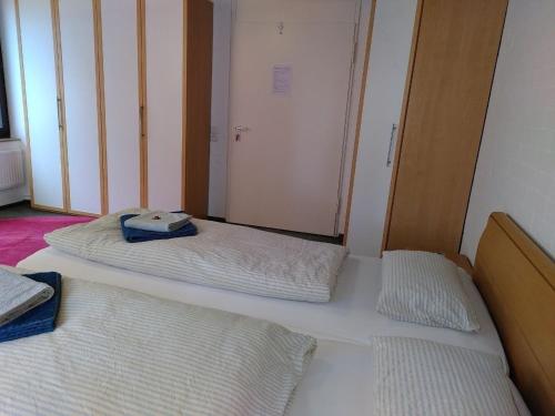 two beds in a small room withthritisthritisthritisthritisthritisthritisthritisthritisthritis at Gästewohnung am Sternberg in Gomadingen