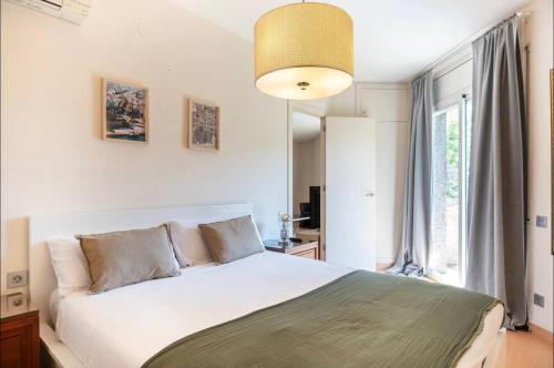City Centre Eixample with optional parking available