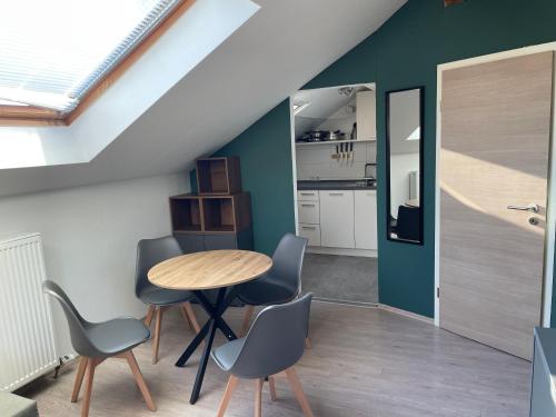 a kitchen and dining room with a table and chairs at Moderne Ferienwohnung mit Balkon und Klima in Neufraunhofen
