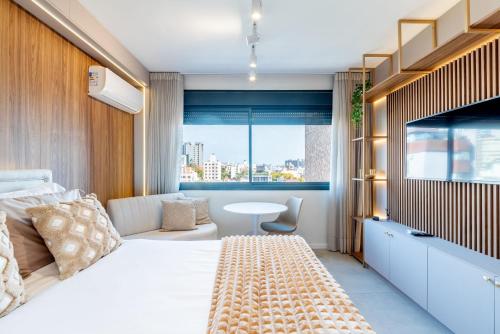 a bedroom with a white bed and a window at Skyline Parque Moinhos by LikeHome in Floresta
