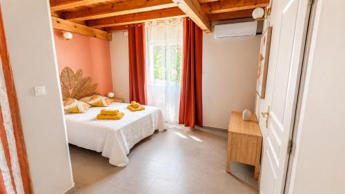 a bedroom with a bed and a window at Chambres d’hôtes A Casa Di Marigaby in Barbaggio