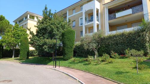 appartement T2 Aix en Provence parking gratuit terrasse calme commerces