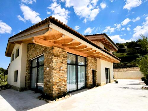 a brick house with a wooden roof at Casa La Huertona de Castroserna in Castroserna de Arriba