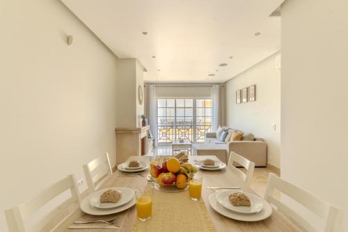 #318 Spacious 2BR Apartment Bright Interiors