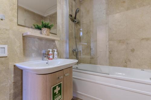 #318 Spacious 2BR Apartment Bright Interiors