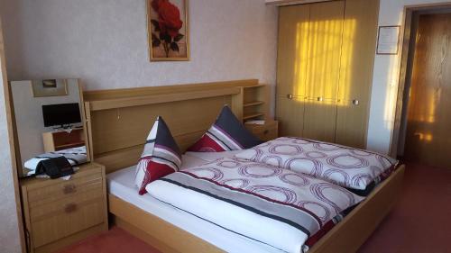 Postel nebo postele na pokoji v ubytování Hotel Pension Fernblick