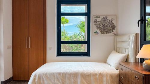a bedroom with a bed and a window at Villa TIGMIZEN - 10CH - Piscine chauffée et Spa - Marrakech in El Aouina