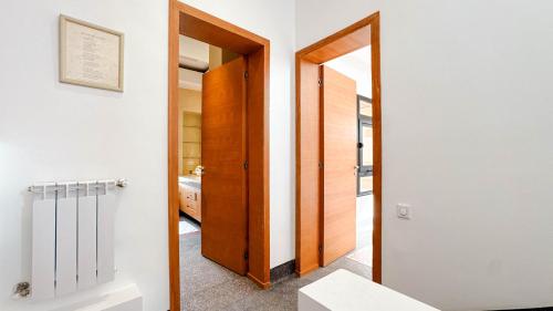 a hallway with a door leading to a bathroom at Villa TIGMIZEN - 10CH - Piscine chauffée et Spa - Marrakech in El Aouina