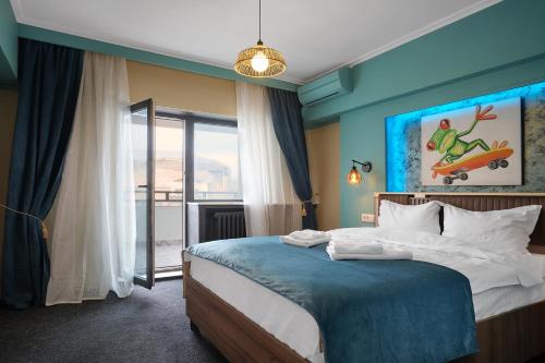 a bedroom with a bed with a blue wall at Lapusneanu Central Apartments in Iaşi