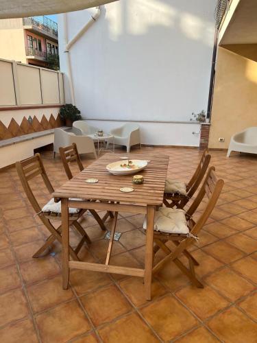 a wooden table and chairs in a room at I Pantani in Schisò