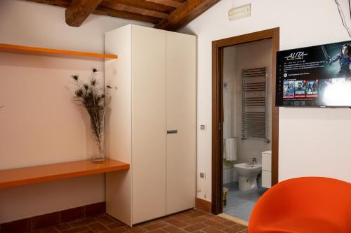 a bathroom with a white cabinet and a toilet at Lilium B&B Villa Patrizia - Con piscina e parcheggio by Mamo Florence in Itri