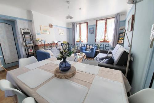 a dining room with a table and chairs and a living room at Le Maluthina Maison Familiale au Hourdel entre Mer & Nature in Cayeux-sur-Mer