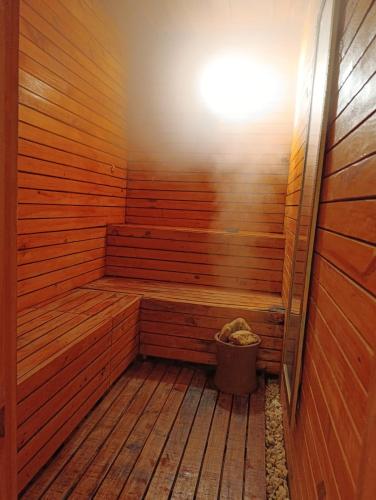a wooden sauna with a trash can in the corner at SPA Alexandre Maia quarto 1 in Juazeiro do Norte