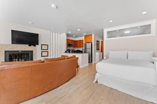 a white bedroom with a bed and a couch at Lakeside #1496 in Keystone