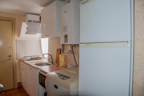 A kitchen or kitchenette at Holiday Home near sea