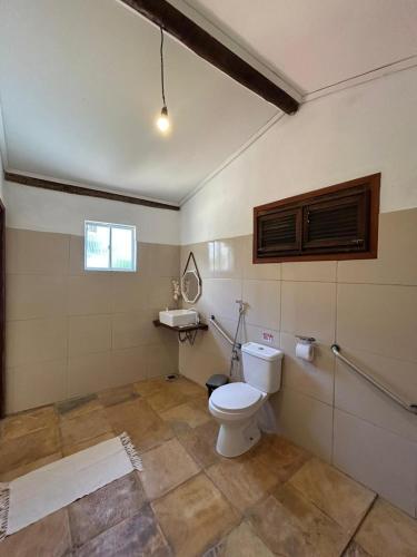 a bathroom with a toilet and a sink at Pousada Curva dos Ventos-Próximo à praia com café da manhã em Icaraí de Amontada in Icaraí